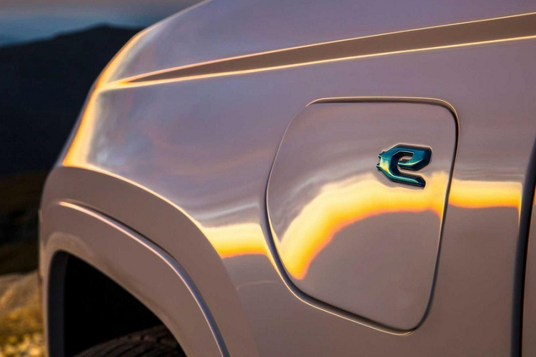 Riêng ở bản Trailhawk, xe sẽ được trang bị hốc gió trung tâm riêng, đi kèm 2 móc kéo màu đỏ và đèn sương mù hình tròn nhỏ, các chi tiết này được sơn màu đen mờ. Đằng sau có cụm đèn hậu nằm ngang, đèn phản quang nằm ngang, nối với nhau bằng nẹp mạ crôm và 2 ống xả hình ngũ giác. Riêng bản Trailhawk sẽ được trang bị thêm một móc kéo trên cản sau và ống xả được giấu kín.