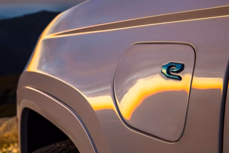 Riêng ở bản Trailhawk, xe sẽ được trang bị hốc gió trung tâm riêng, đi kèm 2 móc kéo màu đỏ và đèn sương mù hình tròn nhỏ, các chi tiết này được sơn màu đen mờ. Đằng sau có cụm đèn hậu nằm ngang, đèn phản quang nằm ngang, nối với nhau bằng nẹp mạ crôm và 2 ống xả hình ngũ giác. Riêng bản Trailhawk sẽ được trang bị thêm một móc kéo trên cản sau và ống xả được giấu kín.