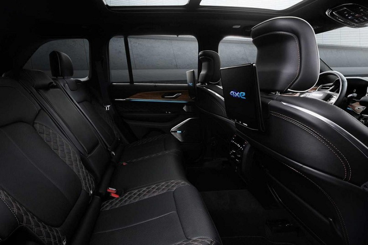 Mẫu SUV của Jeep dài 5.204 mm, rộng 2.149 mm, cao 1.815 mm và chiều dài cơ sở 3.091 mm. Điểm cộng của xe Jeep Grand Cherokee 2022 chính là việc thể tích khoang hành khách đã tăng thêm 116 lít so với bản cũ.