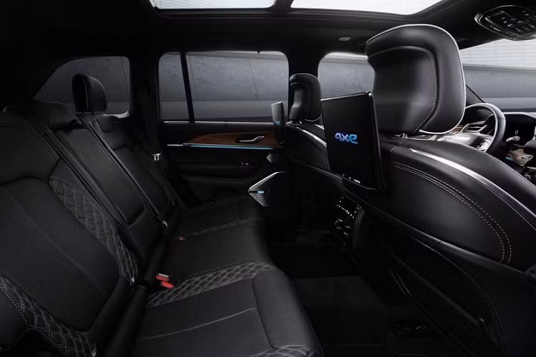 Mẫu SUV của Jeep dài 5.204 mm, rộng 2.149 mm, cao 1.815 mm và chiều dài cơ sở 3.091 mm. Điểm cộng của xe Jeep Grand Cherokee 2022 chính là việc thể tích khoang hành khách đã tăng thêm 116 lít so với bản cũ.