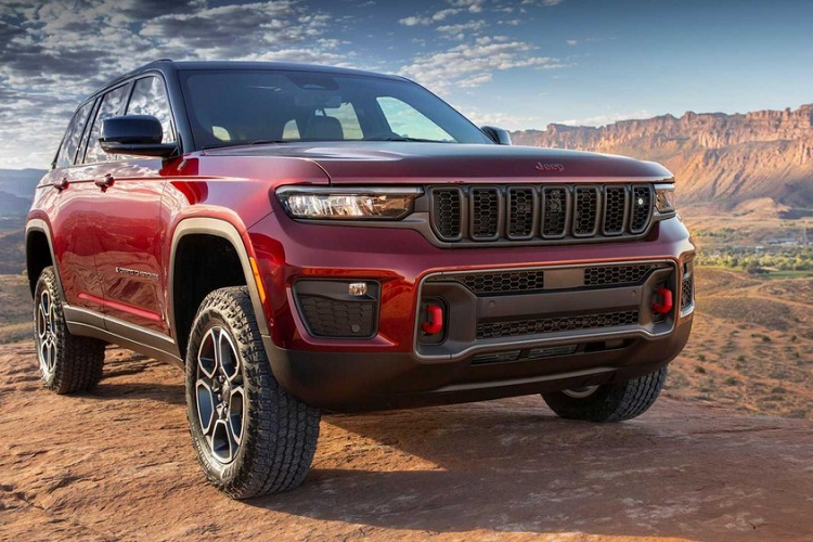 Jeep Grand Cherokee 2022 sẽ là đối thủ cạnh tranh trực tiếp với Ford Explorer, Toyota Land Cruiser Prado, Hyundai Palisade hay Vokswagen Teramont khi ra mắt tại Việt Nam. Tại thị trường Mỹ, xe có 7 phiên bản đi kèm gồm Laredo, Altitude, Limited, Overland, Trailhawk, Summit và Summit Reserve. Xe có kích thước nhỏ hơn đáng kể nếu so sánh với mẫu xe SUV 3 hàng ghế Grand Cherokee L.