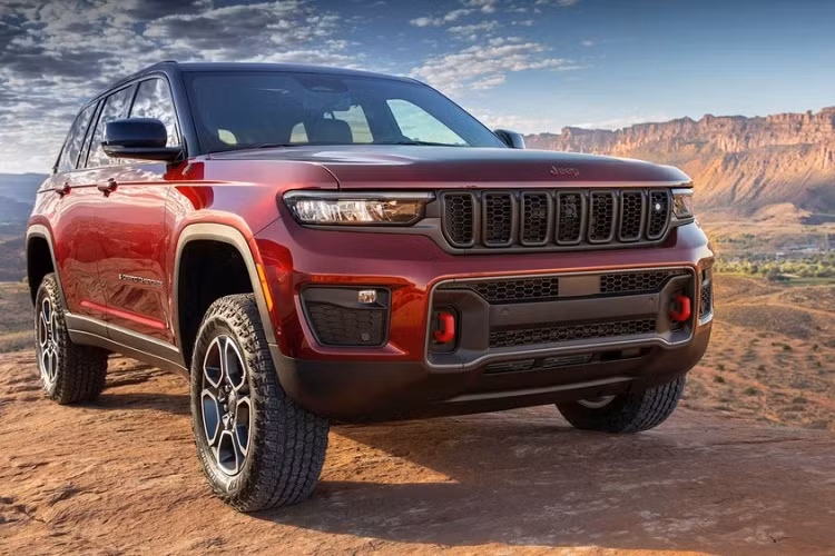 Jeep Grand Cherokee 2022 sẽ là đối thủ cạnh tranh trực tiếp với Ford Explorer, Toyota Land Cruiser Prado, Hyundai Palisade hay Vokswagen Teramont khi ra mắt tại Việt Nam. Tại thị trường Mỹ, xe có 7 phiên bản đi kèm gồm Laredo, Altitude, Limited, Overland, Trailhawk, Summit và Summit Reserve. Xe có kích thước nhỏ hơn đáng kể nếu so sánh với mẫu xe SUV 3 hàng ghế Grand Cherokee L.