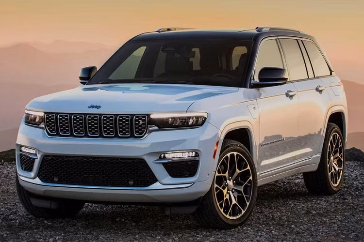 Ngoài những mẫu xe đã giới thiệu với khách hàng trong nước, Jeep sẽ lần đầu tiên cho ra mắt chiếc xe SUV Grand Cherokee 2022. Đáng chú ý là đại lý đã có dự tính ra mắt Jeep Grand Cherokee 2022 vào năm ngoái nhưng một số trục trặc đã khiến chiếc SUV này mãi chưa được giới thiệu tại Việt Nam và sắp tới sẽ được trưng bày tại triển lãm VMS 2022.