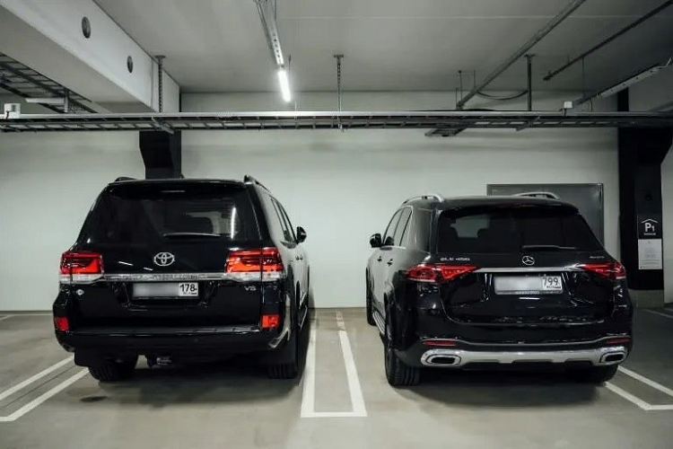 Không dừng ở đó, tình trạng trên còn khiến bãi đỗ xe tại sân bay Helsinki ngập tràn ôtô mang biển số Nga. Theo đoạn video của hãng tin AFP, có thể thấy những chiếc xe sang mang đủ thương hiệu như Porsche và Bentley nằm la liệt tại bãi đỗ xe của sân bay này. Đây là những chiếc xe sang của đại gia Nga lái sang Phần Lan và gửi tại đây để lên máy bay.