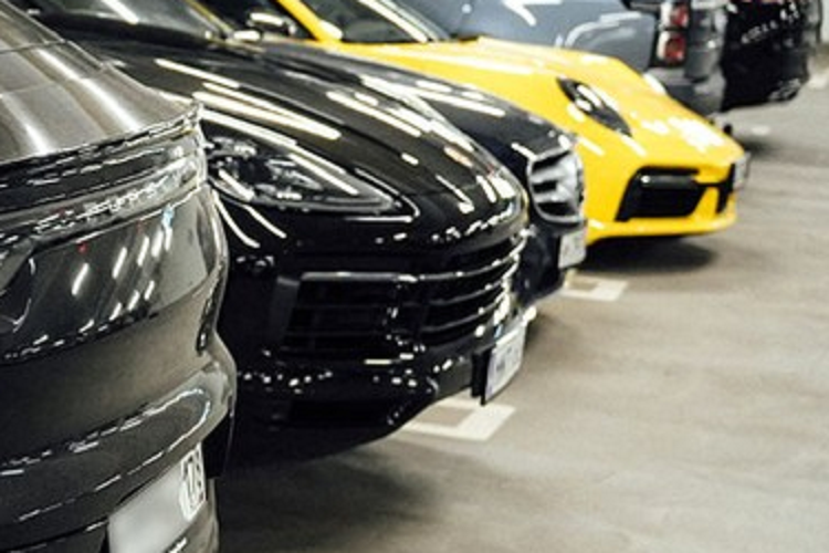 Vadim wan der Berg, một công dân Nga khác, thì cho rằng tình hình này sẽ gây khó dễ cho những người dân bình thường vì họ không có cơ hội sang nước ngoài công tác hay học tập. "Chúng tôi đều mong đợi chuyện này sẽ kết thúc và muốn tình hình thế giới quay trở lại bình thường, ở cả nước tôi lẫn Ukraine nữa", Vadim wan der Berg lên tiếng.