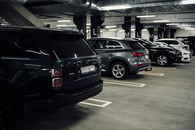 Theo hãng tin AFP, chỉ cần nhìn thoáng qua cũng có thể bắt gặp hàng trăm chiếc xe sang mang biển số Nga tại sân bay Helsinki. Trong số đó, có cả những chiếc xe mang thương hiệu như Mercedes-Benz S-Class hay Porsche 911 Turbo S.