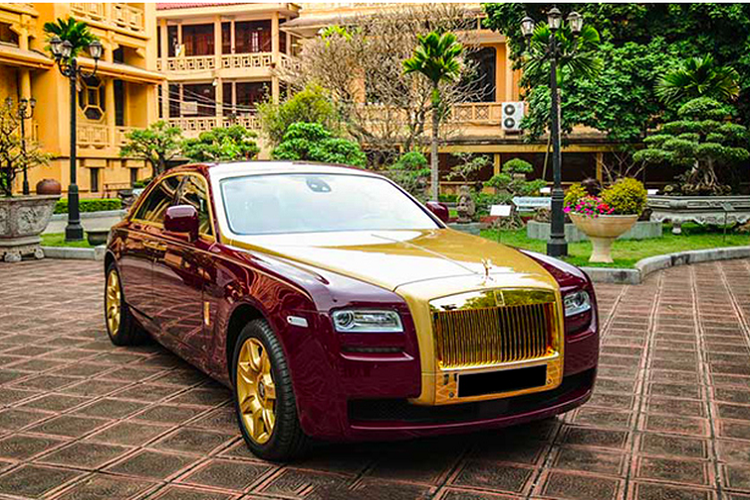 Chiếc xe siêu sang Rolls-Royce Ghost này khi về nước đã được hãng độ danh tiếng Real Gold Group tại Đức đảm nhận mạ vàng 24k một số chi tiết ở ngoại thất như lưới tản nhiệt, tay nắm cửa, logo Rolls-Royce bên hông xe, các thanh viền inox cũng được mạ vàng 24k và viền đèn hậu đối lập đó là màu sơn đỏ của xe.