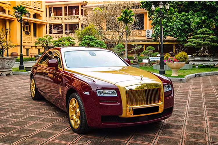 Chiếc xe siêu sang Rolls-Royce Ghost này khi về nước đã được hãng độ danh tiếng Real Gold Group tại Đức đảm nhận mạ vàng 24k một số chi tiết ở ngoại thất như lưới tản nhiệt, tay nắm cửa, logo Rolls-Royce bên hông xe, các thanh viền inox cũng được mạ vàng 24k và viền đèn hậu đối lập đó là màu sơn đỏ của xe.