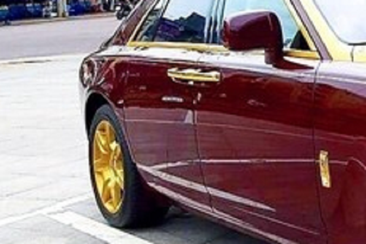 Kết hợp cùng hộp số tự động ZF 8 cấp, Rolls-Royce Ghost mất khoảng 5 giây để tăng tốc từ vị trí xuất phát lên 100 km/h trước khi đạt vận tốc tối đa 250 km/h. Giá xe Rolls-Royce Ghost tại thời điểm 2013 khoảng 16 tỷ đồng chưa tính các chi phí lăn bánh cũng như việc mạ vàng một số chi tiết ở ngoại thất cho xe. 