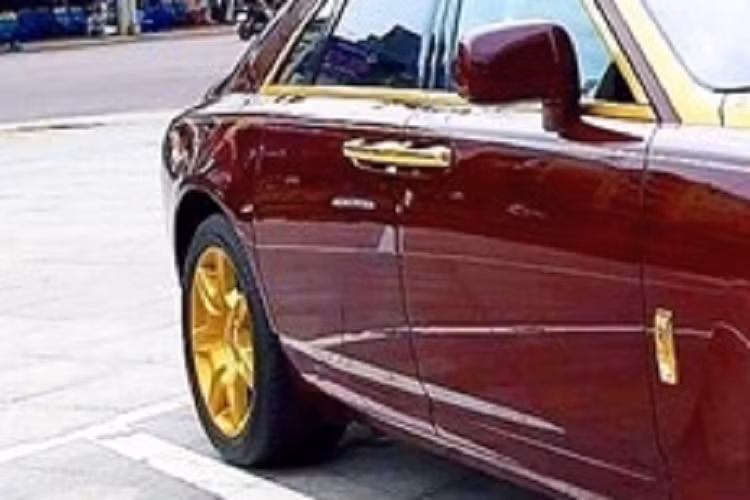 Kết hợp cùng hộp số tự động ZF 8 cấp, Rolls-Royce Ghost mất khoảng 5 giây để tăng tốc từ vị trí xuất phát lên 100 km/h trước khi đạt vận tốc tối đa 250 km/h. Giá xe Rolls-Royce Ghost tại thời điểm 2013 khoảng 16 tỷ đồng chưa tính các chi phí lăn bánh cũng như việc mạ vàng một số chi tiết ở ngoại thất cho xe. 