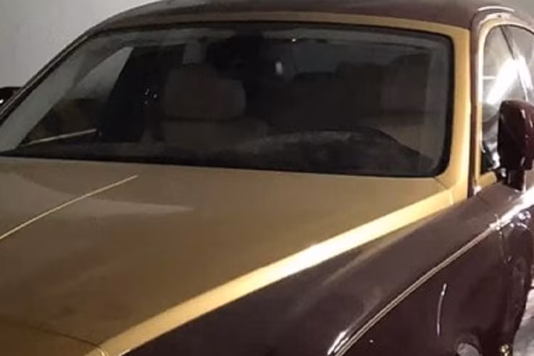 Chưa hết, chiếc xe siêu sang Rolls-Royce Ghost này còn có chi tiết nắp capô hay bộ mâm đa chấu kép của xe được sơn màu vàng mờ.