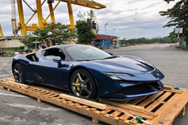 Xe được trang bị khối động cơ xăng V8 tăng áp, dung tích 4.0L, cho ra công suất 780 mã lực và 800 Nm mô-men xoắn cực đại. Đi kèm với đó còn là hệ truyền động hybrid với 3 mô-tơ điện, cung cấp thêm 220 mã lực. Khi tổng hoà động cơ xăng và động cơ điện, tổng công suất mà Ferrari SF90 Spider tạo ra lên tới 1.000 mã lực. Nhờ vậy, nó dễ dàng tăng tốc từ 0 - 100 km/h chỉ với 2,5 giây trước khi đạt vận tốc tối đa 340 km/h