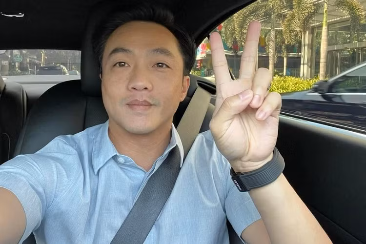 Mới đây, Cường "Đô-la" đã quay trở lại 1 trong những địa điểm du lịch hot nhất nhì Việt Nam và không chọn xe limousine 16 chỗ di chuyển, ông xã của Đàm Thu Trang vẫn quyết định di chuyển từ Hà Nội lên Sapa trên xế khủng của mình, lần này, Rolls-Royce Wraith Series II là bạn đồng hành của Cường "Đô-la".