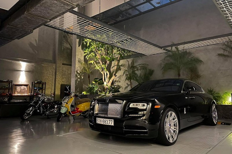 Ngoài coupe siêu sang Rolls-Royce Wraith Series II, trong garage của vợ chồng Đàm Thu Trang hiện còn có nhiều xe 2 cửa như xe đua đường phố Porsche 911 GT3 thế hệ mới nhất, siêu xe Ferrari F8 Tributo màu đỏ Rosso Corsa đẹp mắt, Bentley Continental GT V8 thế hệ mới hay mới đây nhất là việc Cường "Đô-la" nhận bàn giao siêu xe mui trần Ferrari SF90 Spider sau hơn 1 năm chờ đợi.
