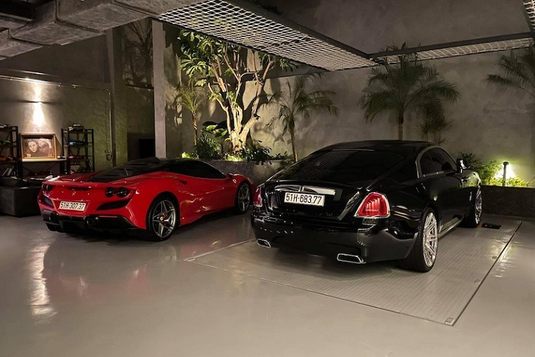 Động cơ kết hợp với hộp số tự động ZF 8 cấp cùng hệ dẫn động cầu sau, nhờ đó, chiếc xe siêu sang Rolls-Royce Wraith Series II của ông xã Đàm Thu Trang chỉ mất thời gian 4,6 giây đã có thể tăng tốc lên 100 km/h từ vị trí xuất phát trước khi đạt tốc độ tối đa 250 km/h.