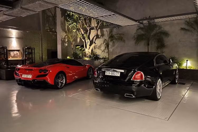 Động cơ kết hợp với hộp số tự động ZF 8 cấp cùng hệ dẫn động cầu sau, nhờ đó, chiếc xe siêu sang Rolls-Royce Wraith Series II của ông xã Đàm Thu Trang chỉ mất thời gian 4,6 giây đã có thể tăng tốc lên 100 km/h từ vị trí xuất phát trước khi đạt tốc độ tối đa 250 km/h.