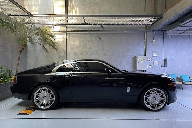 Tất nhiên đây không phải là lần hiếm hoi ông xã của Đàm Thu Trang mang xế khủng ra Hà Nội để khám phá các địa danh Tây Bắc nhưng đây là lần đầu tiên, Cường "Đô-la" trải nghiệm sau vô lăng xe Rolls-Royce Wraith Series II của mình trong hành trình gần 800 km từ Hà Nội đi Sapa và quay về Thủ Đô.