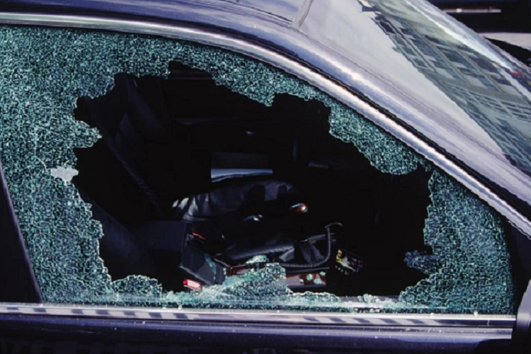 Kẻ trộm đột nhập vào xe, tháo phần trang trí dưới cần lái để tiếp cận bộ phận đánh lửa. Sau đó dùng kìm hoặc dây sạc USB để nổ máy. Khi cướp xe thành công, những kẻ trộm sẽ quay video thành quả