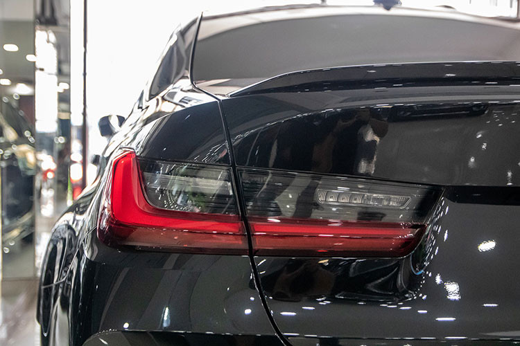 Bên hông xe BMW M3 thế hệ mới có nẹp sườn, la-zăng thiết kế riêng cho dòng xe hiệu suất cao, sự hầm hố và ấn tượng của BMW M3 G80 độc nhất Việt Nam phải kể đến đuôi xe, với ống xả kép tương xứng, cản va sau thể thao, cánh gió đuôi nhô cao cùng đèn hậu LED đẹp mắt.