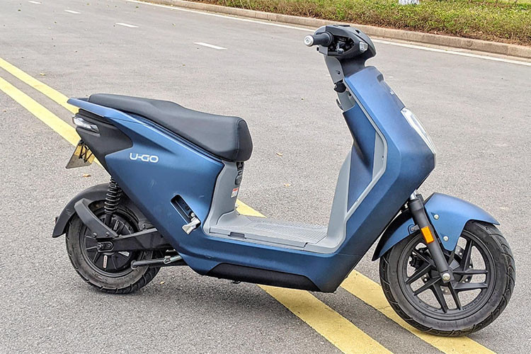 Honda U-Go là mẫu xe máy điện nhỏ gọn với chiều cao 740 mm, trọng lượng thô 83 kg, phù hợp với nữ giới. Xe sử dụng hệ thống pin đôi cho phiên bản cao cấp nhất, đi cùng động cơ điện có công suất 1.200W.