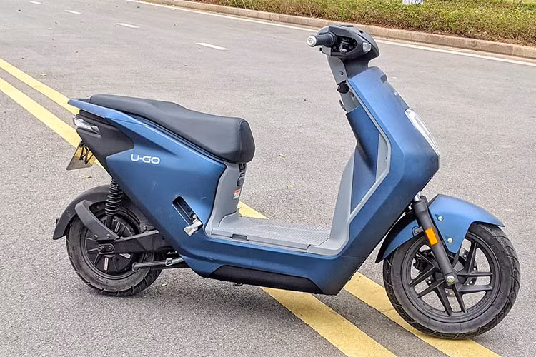 Honda U-Go là mẫu xe máy điện nhỏ gọn với chiều cao 740 mm, trọng lượng thô 83 kg, phù hợp với nữ giới. Xe sử dụng hệ thống pin đôi cho phiên bản cao cấp nhất, đi cùng động cơ điện có công suất 1.200W.