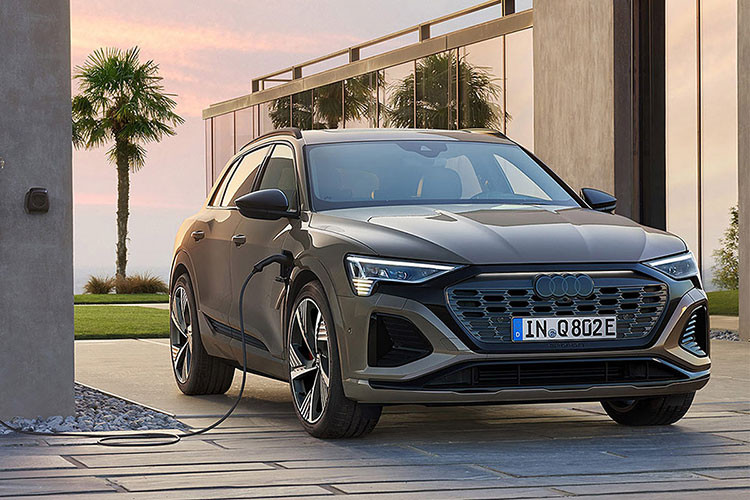 Những trang bị đáng chú ý còn lại của Audi Q8 e-tron 2023 bao gồm hệ thống treo khí nén, giúp tăng chiều cao gầm thêm 76 mm, đèn pha LED ma trận kỹ thuật số tùy chọn và hệ thống đánh lái phản hồi nhanh hơn. Tại thị trường Đức, giá xe Audi Q8 e-tron 2023 từ 74.400 Euro (khoảng 1,85 tỷ đồng). Trong khi đó, giá xe Audi e-tron tại Việt Nam khởi điểm từ 2,97 tỷ đồng, đã bao gồm VAT.