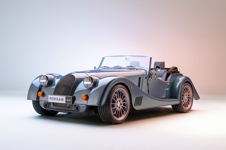 Những chiếc xe cổ điển mui trần Morgan Plus Four và Plus Six có diện mạo của những chiếc xe cổ nhưng bên dưới lớp áo cổ điển, đây là những chiếc xe thể thao hiện đại với khung nhôm liên kết và động cơ BMW được chứng nhận đủ điều kiện về khí thải.