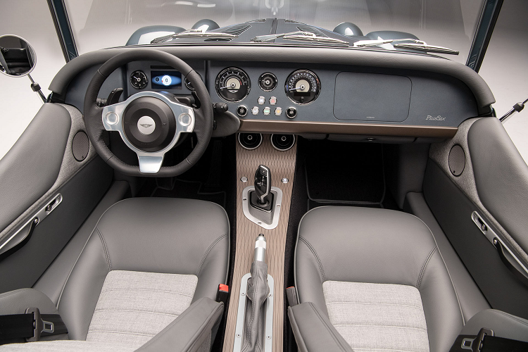 Độ nhạy của ESC thay đổi tùy theo chế độ lái đã chọn. Morgan muốn đánh dấu các mẫu xe Plus của mình là thuộc một dòng hoàn toàn khác với xe ba bánh Super 3 mới.