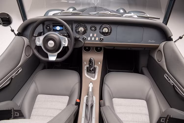 Độ nhạy của ESC thay đổi tùy theo chế độ lái đã chọn. Morgan muốn đánh dấu các mẫu xe Plus của mình là thuộc một dòng hoàn toàn khác với xe ba bánh Super 3 mới.