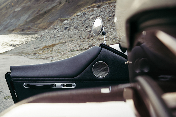 Những thay đổi khác bao gồm ghế ngồi đã được thiết kế lại để mang lại sự thoải mái hơn và tay nắm cửa kiểu “bolt-action” mới được làm từ thép không gỉ và phía bên trong bọc da, từ đây làm tròn cảm giác cổ điển của những chiếc xe “giả cổ” tuyệt đẹp.