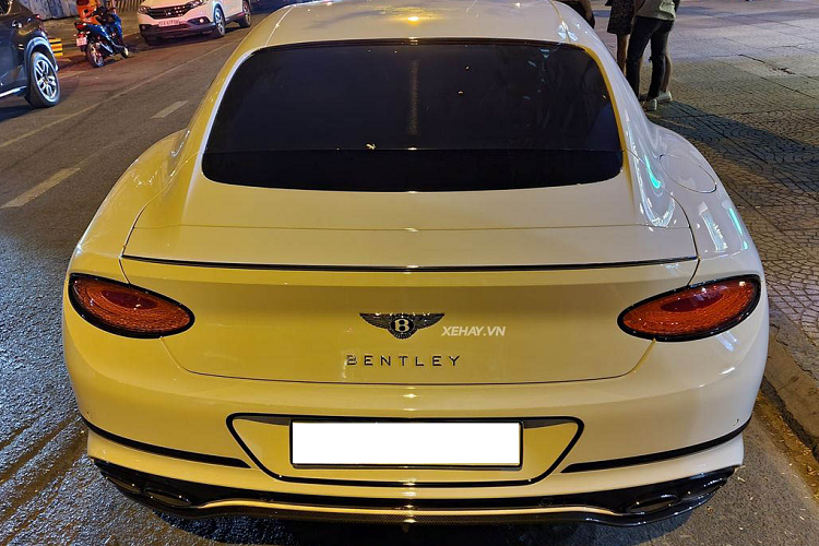 Di chuyển ra phía sau, Bentley Continental GT V8 có cụm đèn hậu thiết kế dạng hình elip, hệ thống 4 ống xả chia đều sang hai bên, khác với ống xả kép hình bầu dục cỡ lớn trên bản W12. Ngoài ra, đuôi xe còn tích hợp cánh gió tự động, khi chạy ở tốc độ cao cánh gió sẽ tự động mở, giúp tăng khả năng khí động học. Ra mắt lần đầu tiên vào năm 2017, Bentley chỉ mới trang bị cho Continental GT thế hệ thứ ba động cơ W12. 