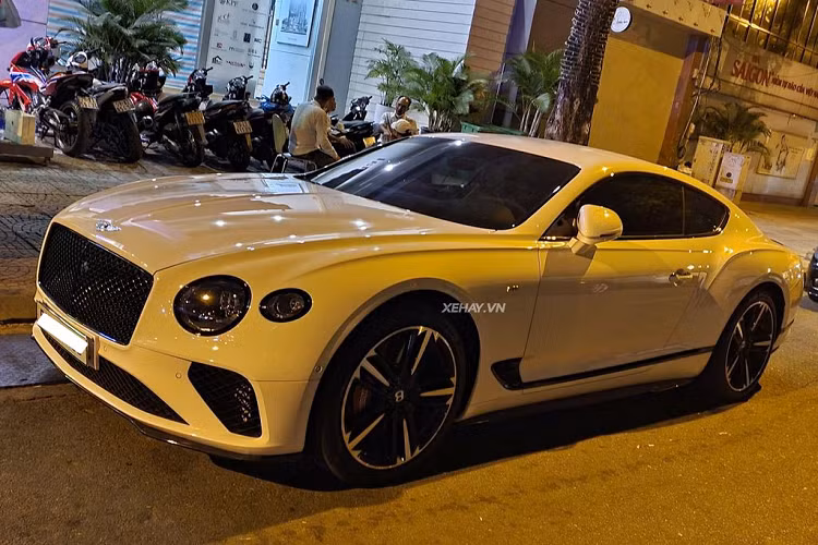 Chiếc Bentley Continental GT V8 hàng hiếm với màu “áo” trắng Glacier White tinh tế, lịch lãm bị “bắt gặp” tại trung tâm Quận 1, TP HCM. Tính đến nay, dòng xe GT hai cửa này đã được ra mắt tới 3 thế hệ và nó vẫn là một trong những dòng xe trọng tâm của thương hiệu.