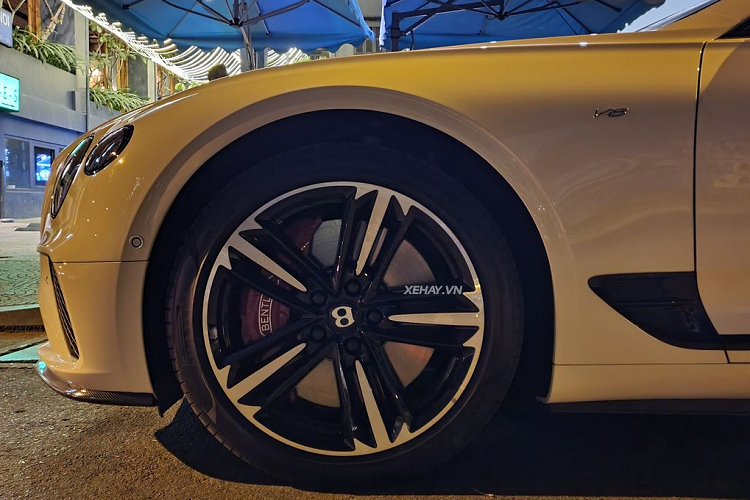 So với các mẫu xe thuộc thế hệ trước, Continental GT thế hệ thứ ba có kích thước chiều rộng tăng thêm 10 mm, chiều dài cơ sở tăng 135 mm về phía trước và có khối lượng tổng thể nhẹ hơn khoảng 80 kg. Xét về ngoại hình tổng thể, Bentley Continental GT V8 trông thanh mảnh, gọn gàng hơn đáng kể so với phiên bản trước.