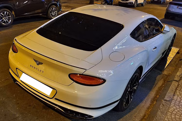 Phần đầu xe thu hút người nhìn với lưới tản nhiệt mở rộng, rãnh lưới đan chéo hình vảy rồng. Một trong những chi tiết mang giá trị nghệ thuật cao nhất trên Bentley Continental GT thế hệ thứ ba là hệ thống đèn pha dạng LED Matrix, được lấy cảm hứng thiết kế từ kính pha lê với bề mặt bên trong được làm trong suốt tạo hiệu ứng như đang lấp lánh.