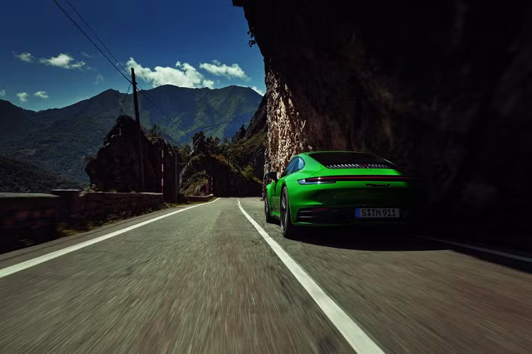 Xe sẽ được bán ra thị trường vào đầu năm 2023, mức giá xe Porsche 911 Carrera T 2023 khởi điểm từ 117.000 USD (tầm 2,8 tỷ đồng). Mức giá này cao hơn 911 Carrera tiêu chuẩn khoảng 10.500 USD (khoảng 252 triệu đồng) nhưng thấp hơn 911 Carrera S chỉ 6.400 USD (khoảng 154 triệu đồng).