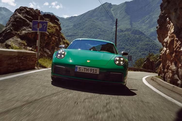 Nằm phía dưới nắp capo của Porsche 911 Carrera T thể thao là khối động cơ 6 xy-lanh tăng áp kép, dung tích 3.0L với thông số công suất 379 mã lực và mô-men xoắn cực đại 448 Nm. Với khối động cơ này, xe có khả năng tăng tốc 0-100 km/h trong 4,3 giây khi đi cùng tùy chọn số sàn, và trong 3,8 giây với phiên bản số tự động. Vận tốc tối đa của 911 Carrera T chỉ giới hạn ở mức 181 km/h.