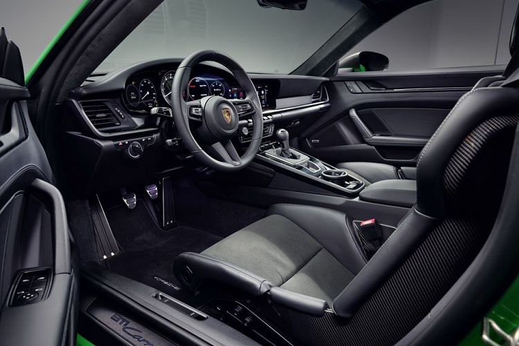 Bộ tem với dòng chữ "911 Carrera T" chạy dọc theo chiều dài thân xe cũng là yếu tố tạo điểm nhấn cho phiên bản này. Nội thất 911 Carrera T 2023 mang tông màu đen chủ đạo với nhiều chi tiết được ốp carbon. Nhằm tăng tính thể thao, xe được trang bị ghế ngồi Sport Seats Plus có thể điều chỉnh 4 hướng và vô lăng GT Sport.