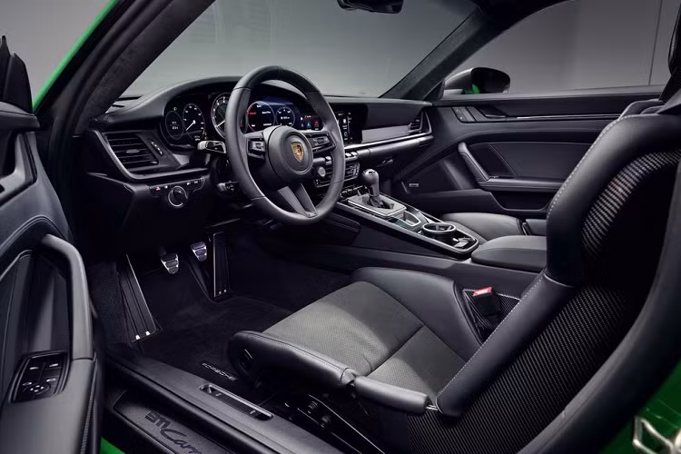 Bộ tem với dòng chữ "911 Carrera T" chạy dọc theo chiều dài thân xe cũng là yếu tố tạo điểm nhấn cho phiên bản này. Nội thất 911 Carrera T 2023 mang tông màu đen chủ đạo với nhiều chi tiết được ốp carbon. Nhằm tăng tính thể thao, xe được trang bị ghế ngồi Sport Seats Plus có thể điều chỉnh 4 hướng và vô lăng GT Sport.