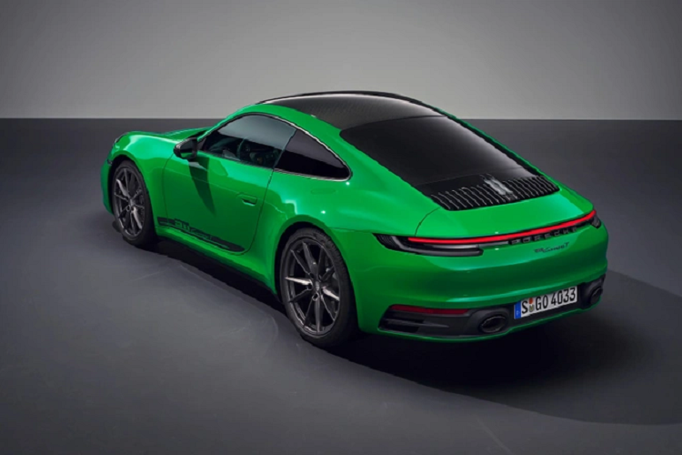 Porsche cũng cung cấp gói nâng cấp nội thất Carrera T Interior Package, bổ sung dây đai an toàn xám Slate Grey hoặc xanh lá Lizard Green cũng như các đường sọc và chỉ khâu màu nổi bật trên ghế. Gói này cũng bao gồm thảm sàn và logo 911 trên tựa đầu.
