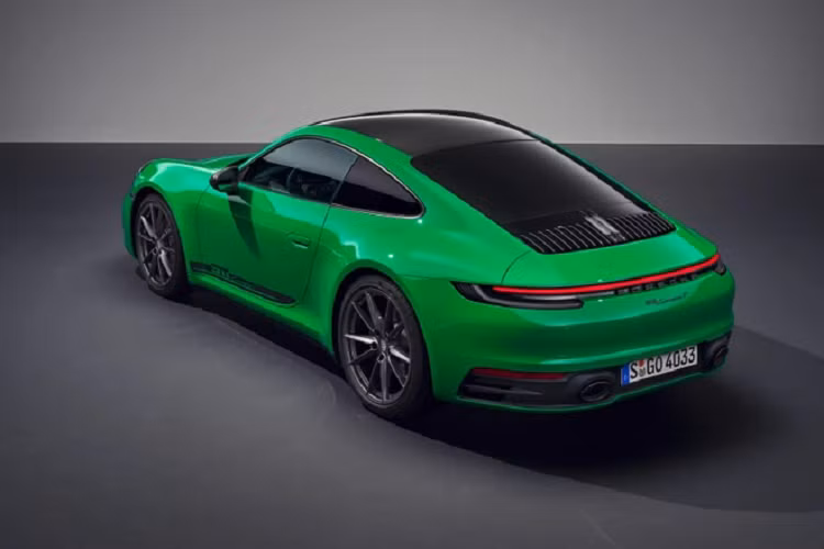 Porsche cũng cung cấp gói nâng cấp nội thất Carrera T Interior Package, bổ sung dây đai an toàn xám Slate Grey hoặc xanh lá Lizard Green cũng như các đường sọc và chỉ khâu màu nổi bật trên ghế. Gói này cũng bao gồm thảm sàn và logo 911 trên tựa đầu.