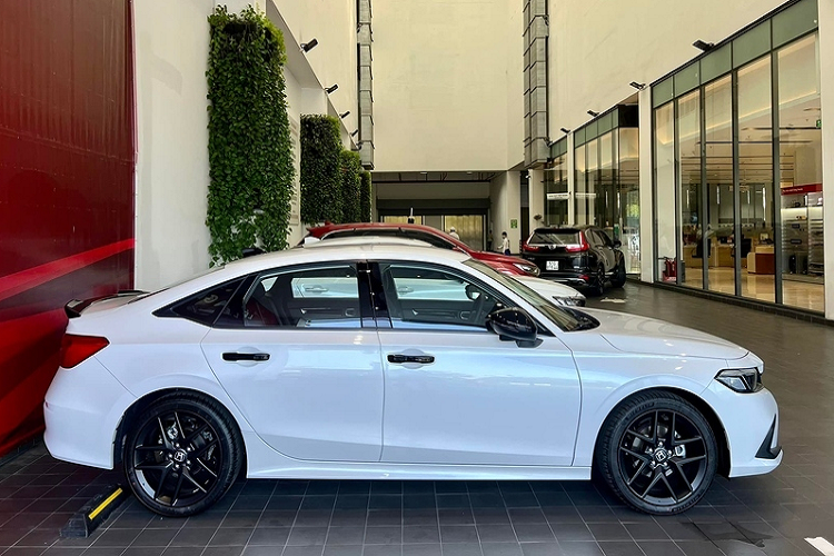 Cuối cùng, khả năng vận hành là yếu tố quyết định khiến Đăng Nguyên càng thêm "cuồng" Honda Civic RS 2022. Anh chia sẻ động cơ trên thế hệ cũ đã tốt nhưng những gì trên bản mới này còn vượt ngoài mong đợi.