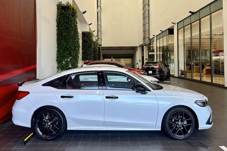 Cuối cùng, khả năng vận hành là yếu tố quyết định khiến Đăng Nguyên càng thêm "cuồng" Honda Civic RS 2022. Anh chia sẻ động cơ trên thế hệ cũ đã tốt nhưng những gì trên bản mới này còn vượt ngoài mong đợi.