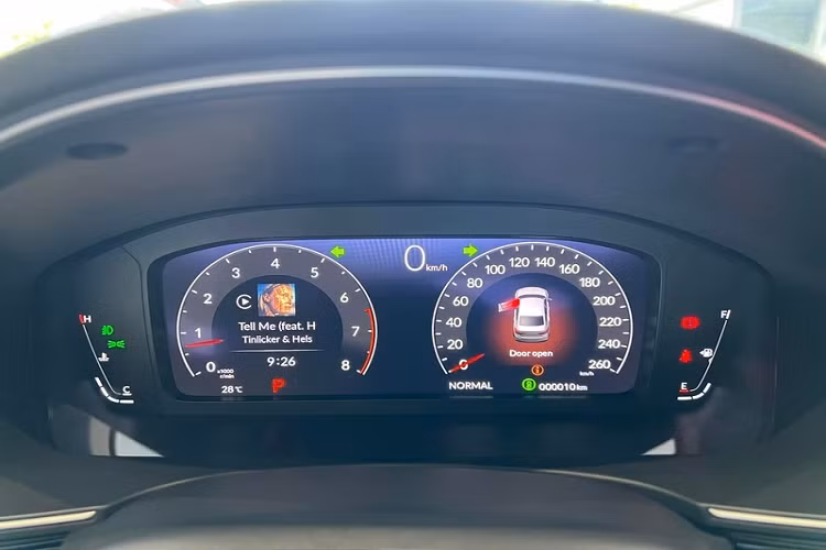 Vô-lăng của xe vẫn rất chính xác và dễ điều hướng. Cách âm của xe đã có những cải thiện rõ rệt." - nguyên văn lời chia sẻ của Đăng Nguyên.