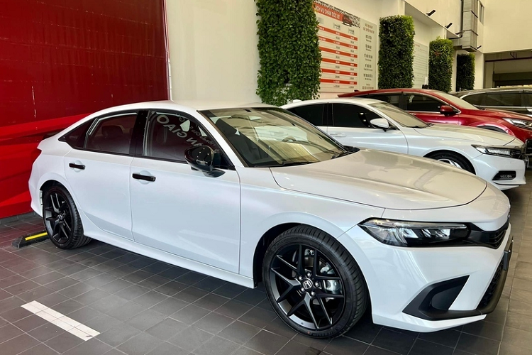 Theo đó, ban đầu anh cảm thấy ưng thiết kế của Civic RS thế hệ cũ hơn, nhưng tới khi nhìn tận mắt thì Civic RS 2022 lại nổi trội hơn nhờ những đường nét nuột nà, chỉn chu và chất lượng hoàn thiện hơn hẳn thế hệ cũ.