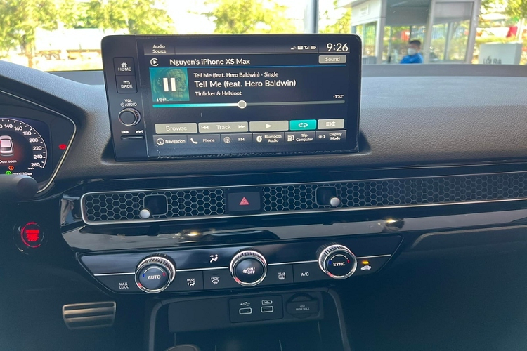 Honda Civic hoàn toàn mới được nhập khẩu nguyên chiếc từ Thái Lan với 3 bản: RS, G, E. cùng 5 tùy chọn màu: Trắng ngọc quý phái, Xanh thời thượng, Xám phong cách, Đỏ cá tính, Đen ánh độc tôn, giá từ 730 - 870 triệu đồng.