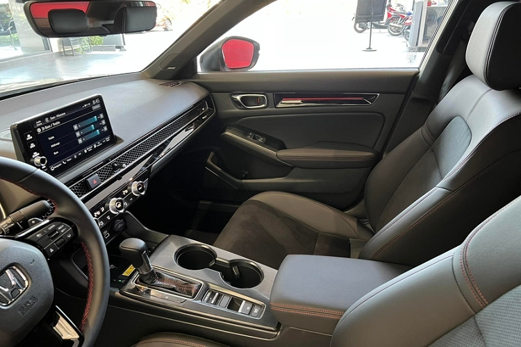 "Chân ga đã được tinh chỉnh lại để nhạy hơn, xe vọt từ 0-60 km/h chỉ trong thời gian ngắn và hộp số CVT đã ít độ gằn hơn.