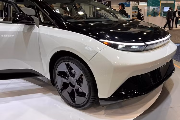 Cụ thể hơn, giá xe INDI One chạy điện bán ra từ 45.000 USD mà mang thiết kế trông giống như sự kết hợp giữa BMW i3 và Tesla Model Y. Tuy nhiên, One có vẻ phong cách hơn một chút vì nó có các đường nét uyển chuyển, đèn pha mỏng, và một thanh đèn chiếu sáng phía trước đặc trưng. Chúng đi cùng với một phần nóc dốc, tay nắm cửa ẩn, và bộ bánh xe 22 inch được tối ưu khí động học.