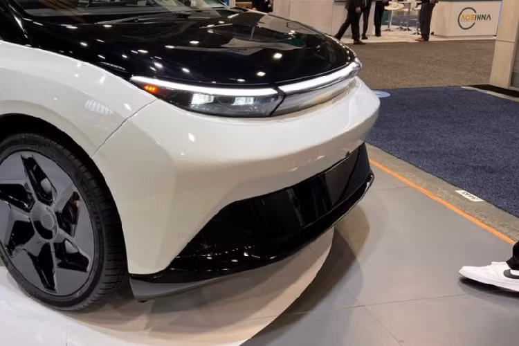 Bên cạnh đó, chúng ta cũng có thể thấy crossover điện INDI One 2023 còn trang bị cửa sổ toàn cảnh lớn và một vô lăng tối giản.Năng lượng được cung cấp bởi một bộ pin 95 kWh, và nó cho phép xe hoạt động trong phạm vi khoảng 480 km.