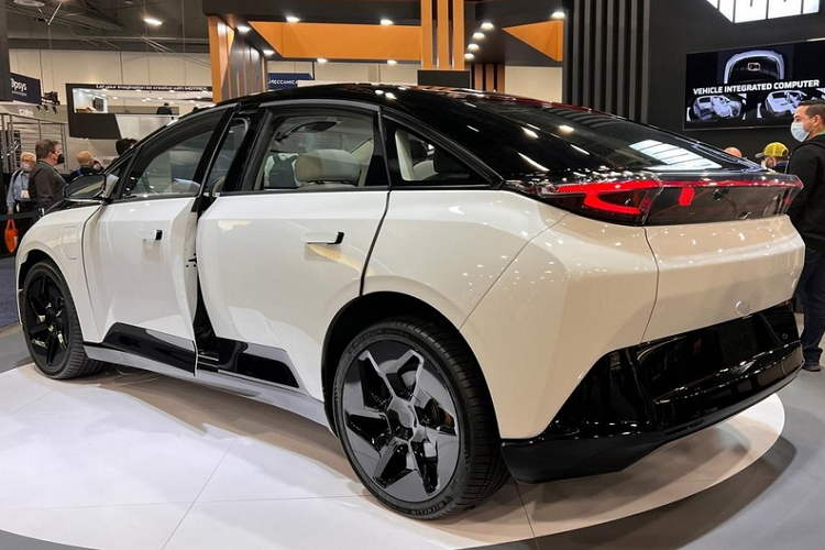 Bộ pin cung cấp năng lượng cho hệ dẫn động AWD mô tơ kép, sản sinh công suất 410 mã lực, và cho phép chiếc crossover tăng tốc từ 0-96 km/h trong 5,5 giây. Nếu có đủ không gian, INDI One sẽ có thể đạt tốc độ tối đa 209 km/h.