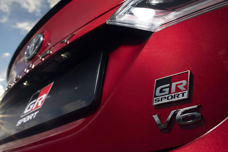 Về mặt thiết kế, chỉ cần nhìn vào hai mẫu GR Corolla/Yaris là ta có thể mường tượng ra được ngoại hình của Toyota GR Camry 2023 mới.